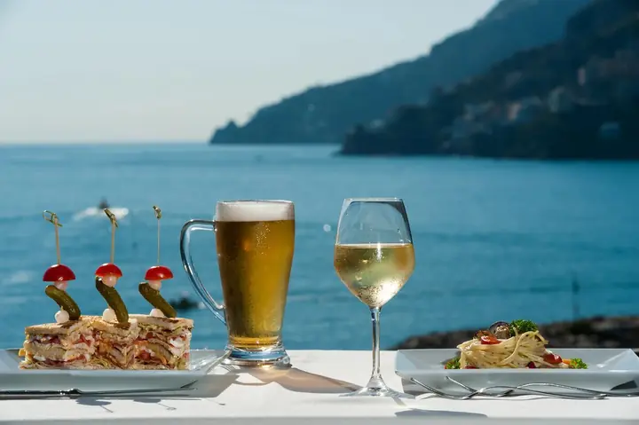 Aperitivo servito in terrazza con il mare sullo sfondo