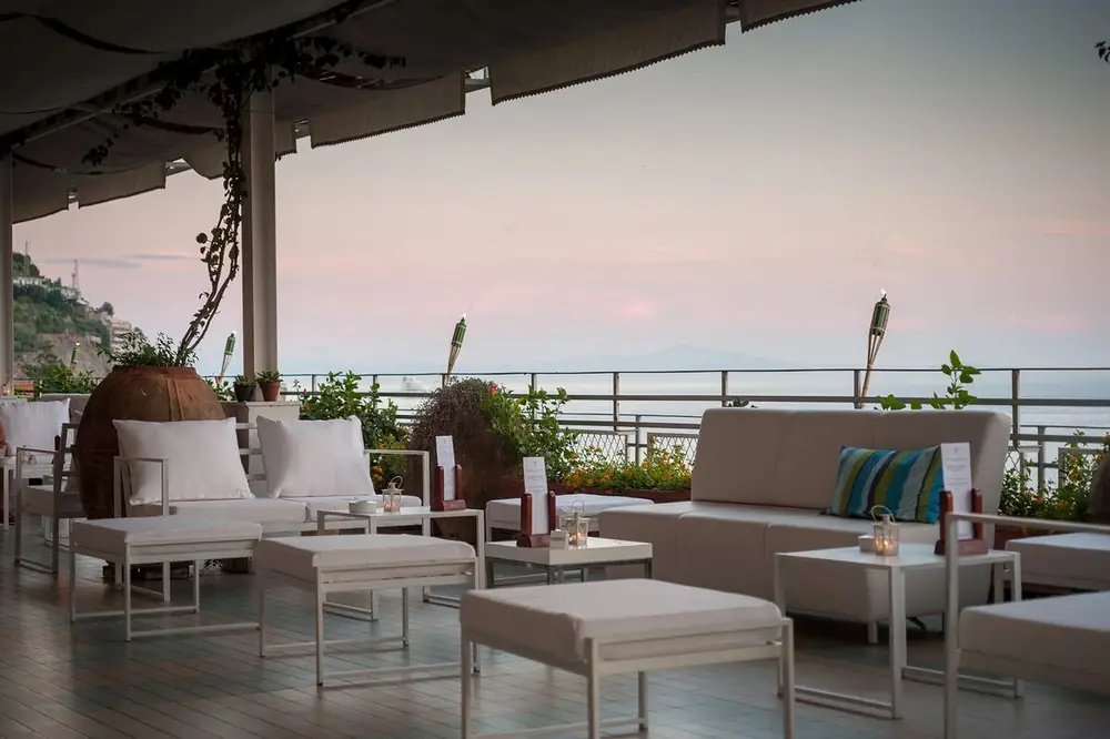 I salotti della terrazza al tramonto, affacciati sul mare