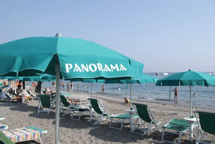 Gli ombrelloni verdi Panorama sulla spiaggia di Maiori