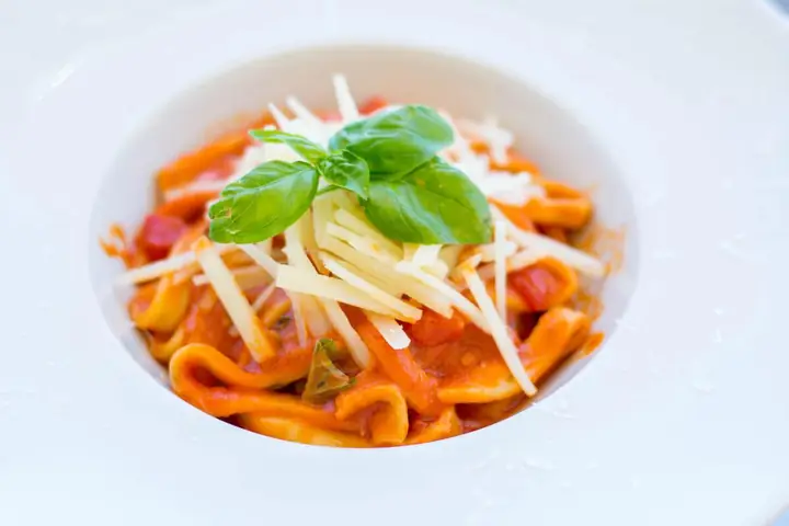 Un piatto di pasta fresca al pomodoro e basilico